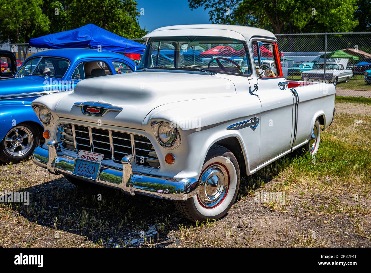 Falcon Heights, Minnesota - 18 giugno 2022: Vista frontale d'angolo in prospettiva alta di un camioncino da trasporto Chevrolet Cameo del 1955 in una fiera automobilistica locale. Foto Stock
