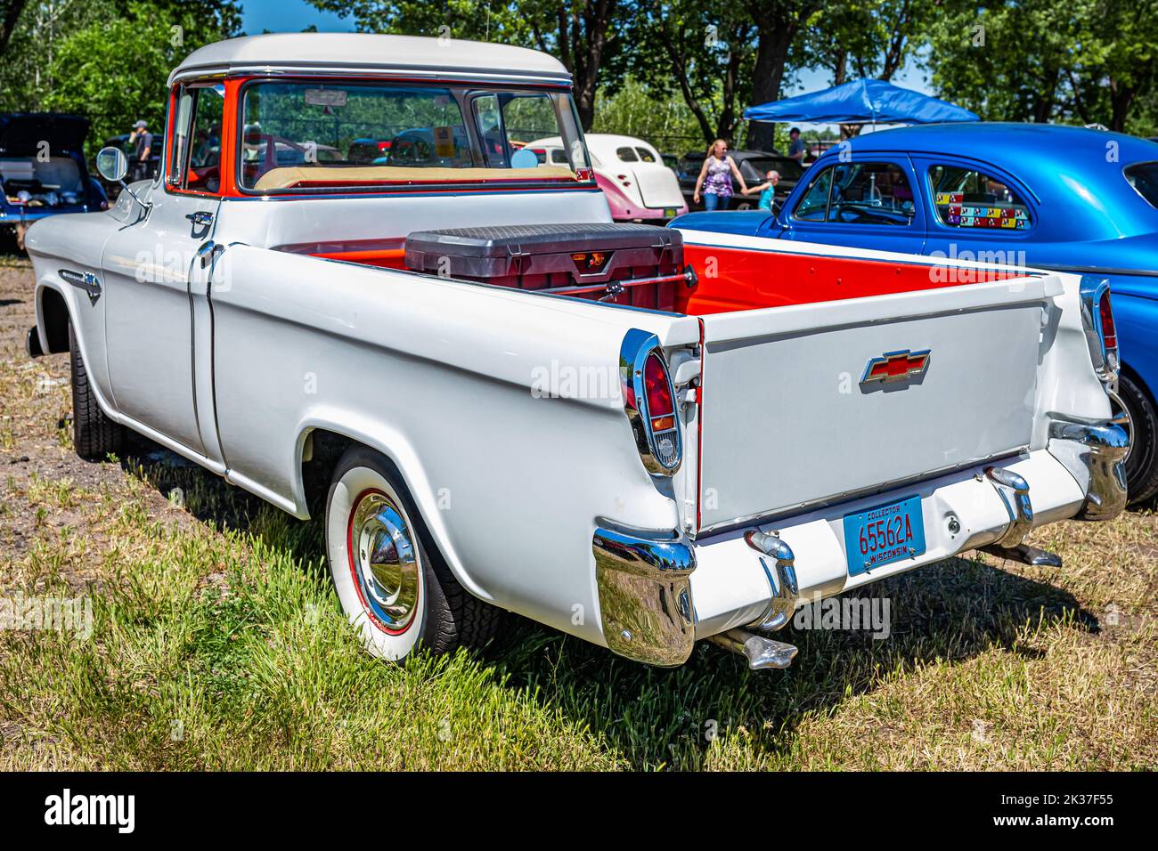 Falcon Heights, Minnesota - 18 giugno 2022: Vista dall'alto dell'angolo posteriore di un camioncino Chevrolet Cameo 1955 in una fiera automobilistica locale. Foto Stock