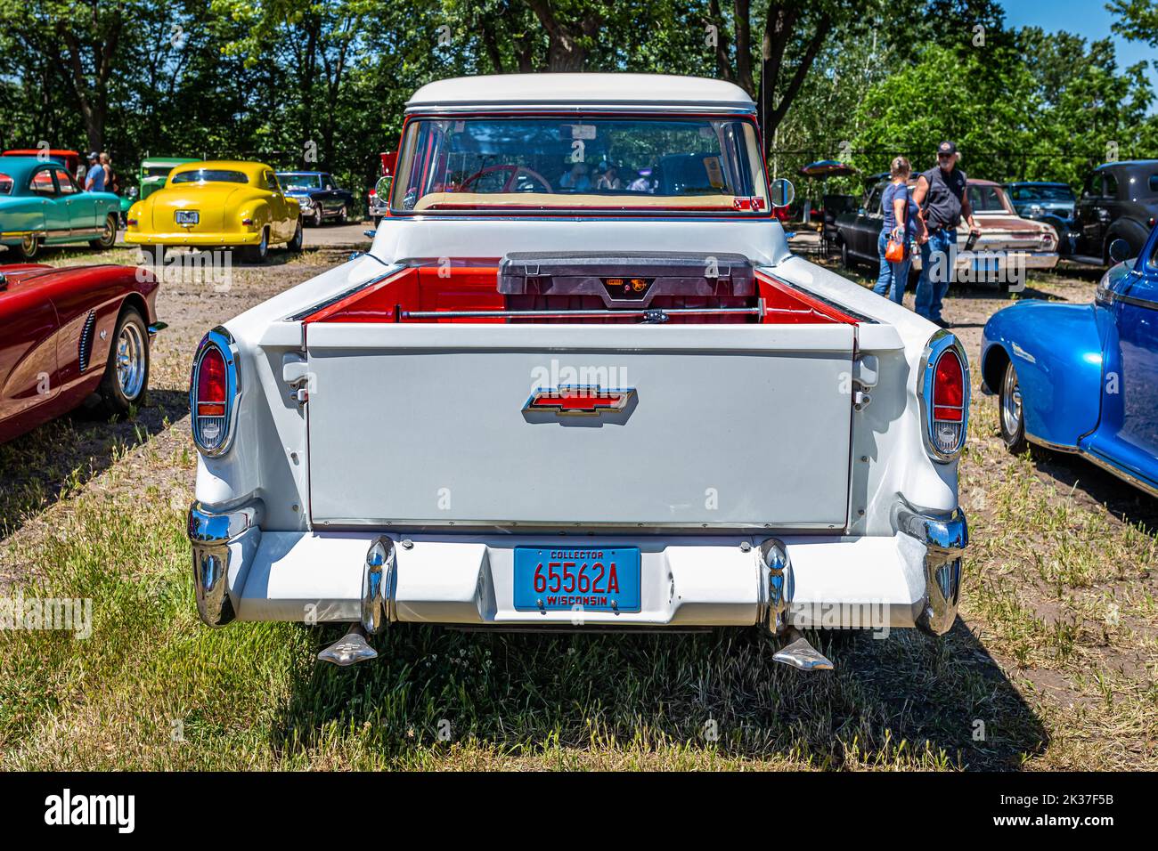 Falcon Heights, MN - 18 giugno 2022: Vista posteriore in prospettiva alta di un camioncino da trasporto Chevrolet Cameo 1955 in una fiera automobilistica locale. Foto Stock