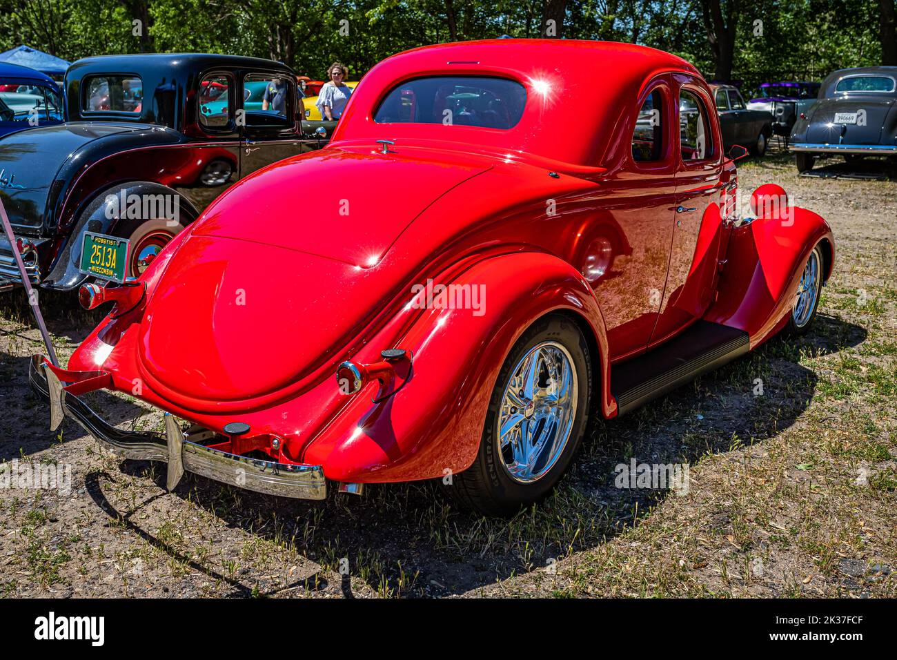 Falcon Heights, MN - 18 giugno 2022: Vista dall'alto dell'angolo posteriore di una Ford Model 48 5 Window Coupé del 1935 ad una fiera automobilistica locale. Foto Stock