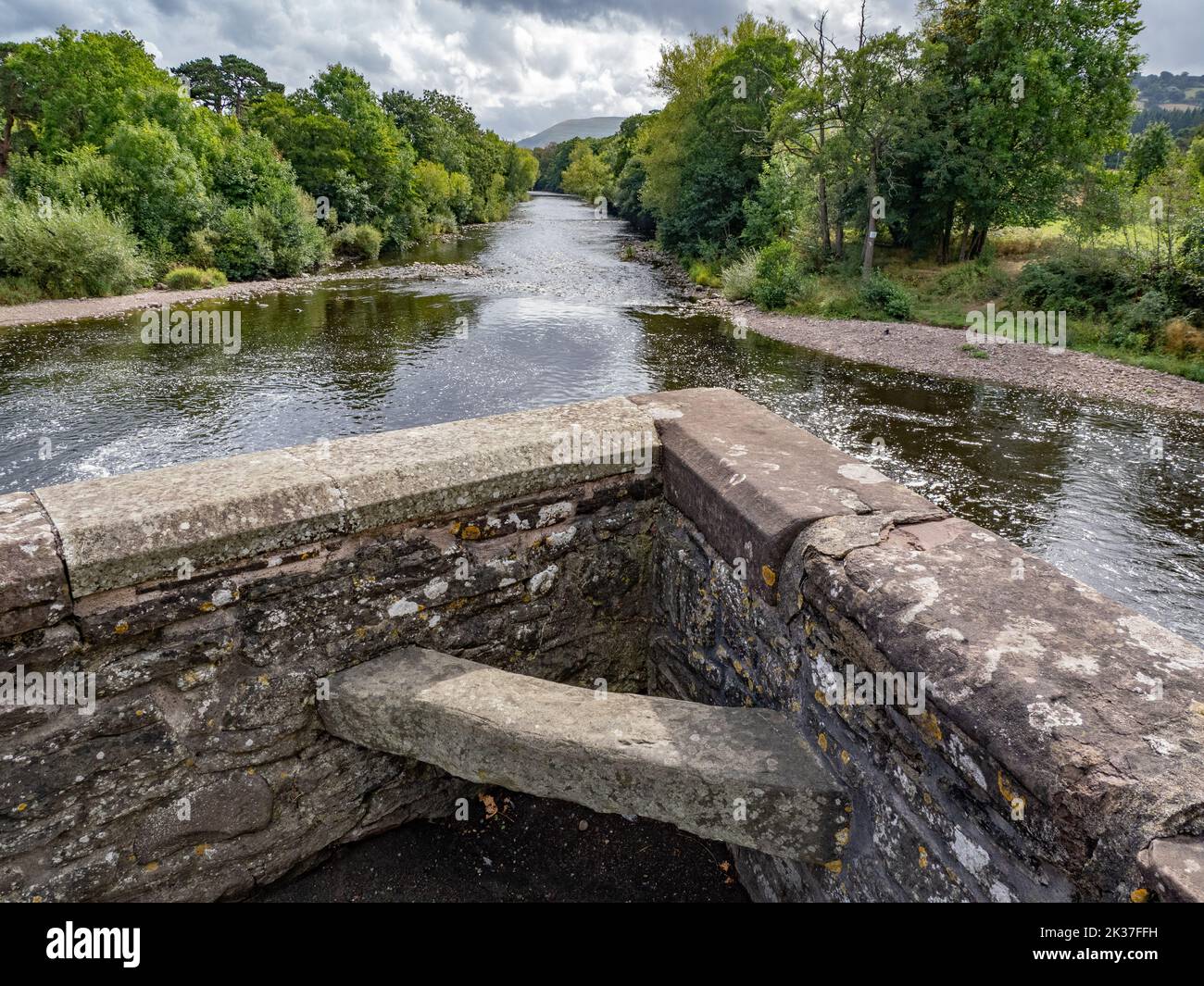 Rifugio pedonale con sede nel ponte di pietra del XVIII secolo sul fiume Usk a Crickhowell nel Brecon Beacons South Wales UK Foto Stock