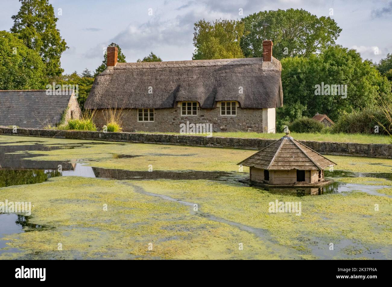 Il duck pond e anatra casa del villaggio di East Quantoxhead dove le colline di Quantock soddisfare la costa in Somerset REGNO UNITO Foto Stock