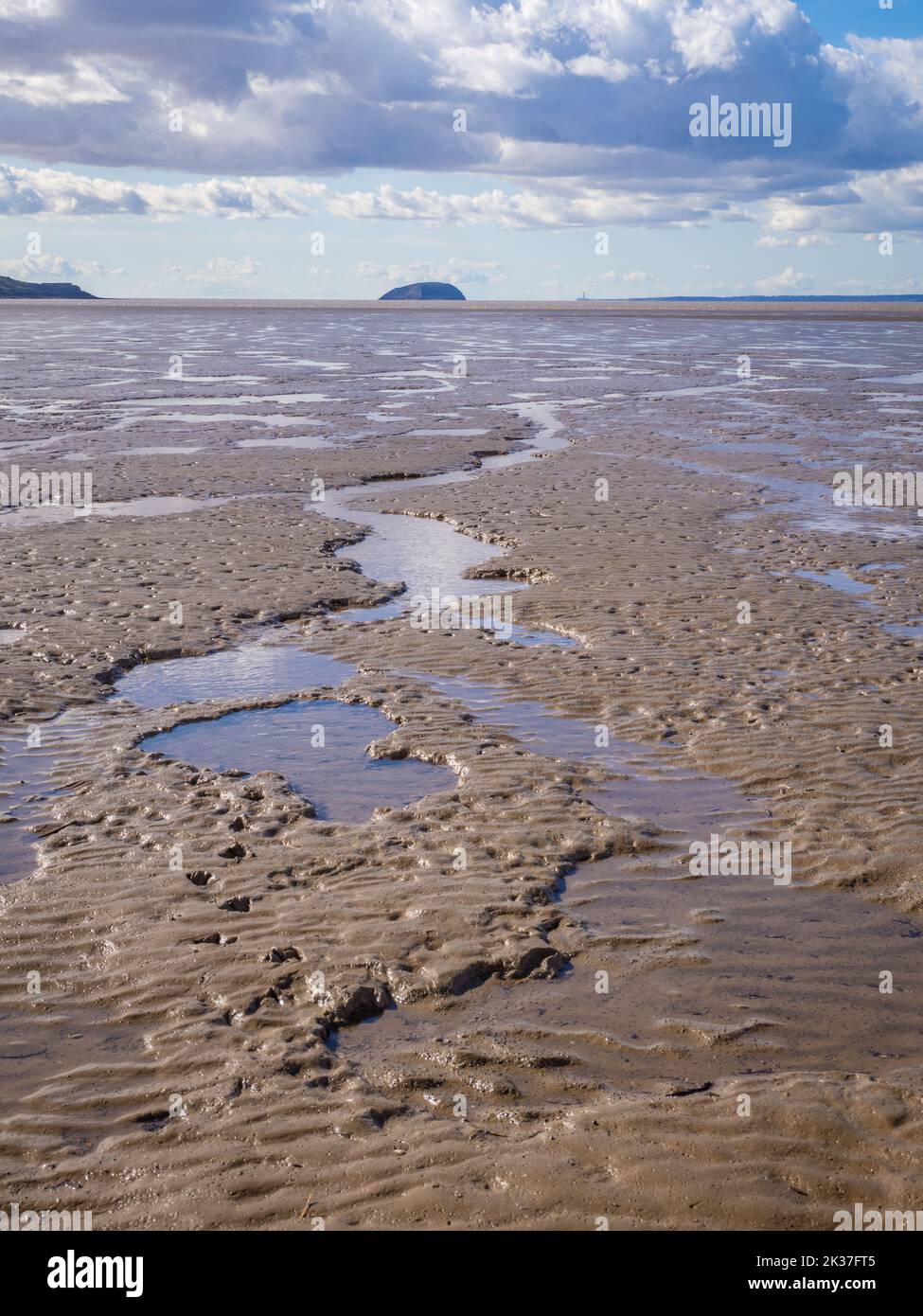 Spiaggia inferiore a Weston super Mare Somerset Regno Unito con zone fangose esposte con bassa marea - la bellissima spiaggia sabbiosa di Weston si trasforma in fango infido verso il mare Foto Stock