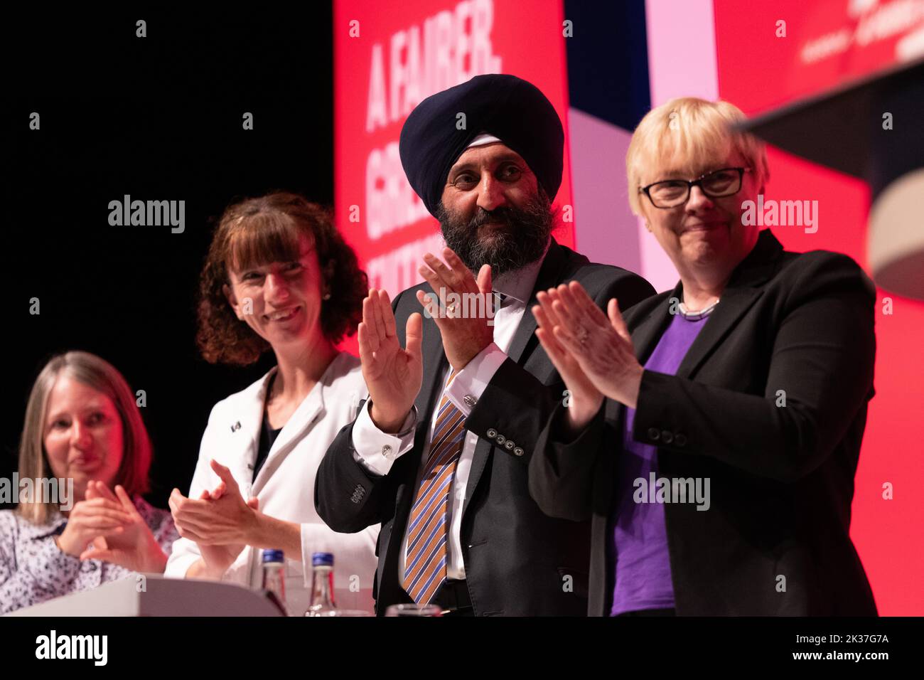 I membri del tavolo Top podio applaudono Diana Holland, Tesoriere (ritirandosi).The 2022 Labour Party Conference, che si svolge presso l'ACC a Kings Dock a Liverpool UK. Immagine: Garyroberts/worldwidefeatures.com Foto Stock
