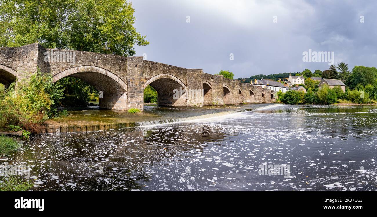 Ponte di pietra ad arco del XVIII secolo sul fiume Usk a Crickhowell nel Brecon Beacons Galles del Sud Regno Unito Foto Stock