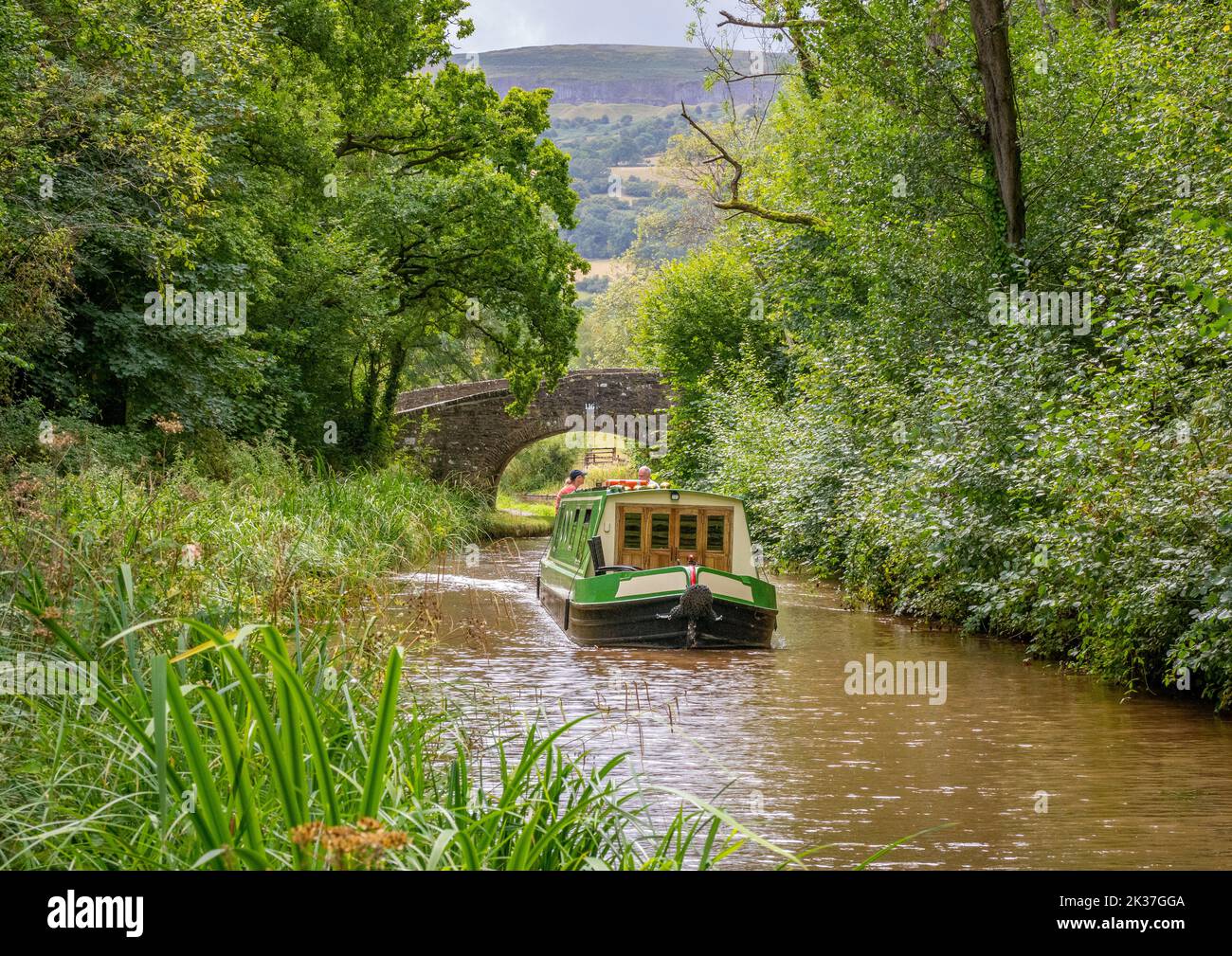 Chiatta sul canale del Monmouthshire e Brecon Canal nel Brecon Beacons National Park vicino Crickhowell South Wales Foto Stock