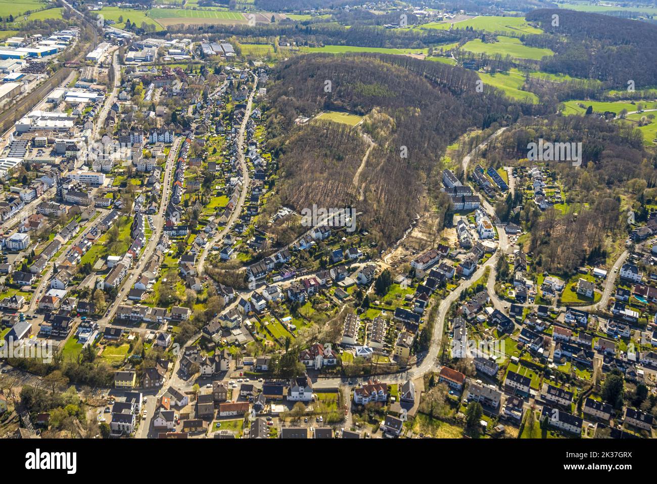 Veduta aerea, vista villaggio Wengern con campo sportivo Am Brasberg nella foresta, Wengern, Wetter, Ruhr zona, Renania settentrionale-Vestfalia, Germania, DE, Europa, così Foto Stock