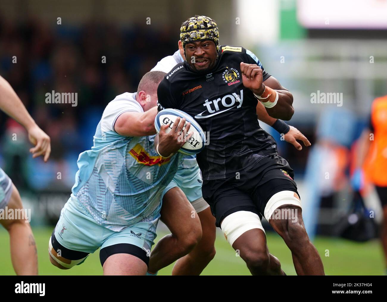 Il Cristo Tshiunza (centro) dei Chiefs di Exeter si spezza per segnare la terza prova del loro fianco durante la partita Gallagher Premiership al Sandy Park, Exeter. Data immagine: Domenica 25 settembre 2022. Foto Stock