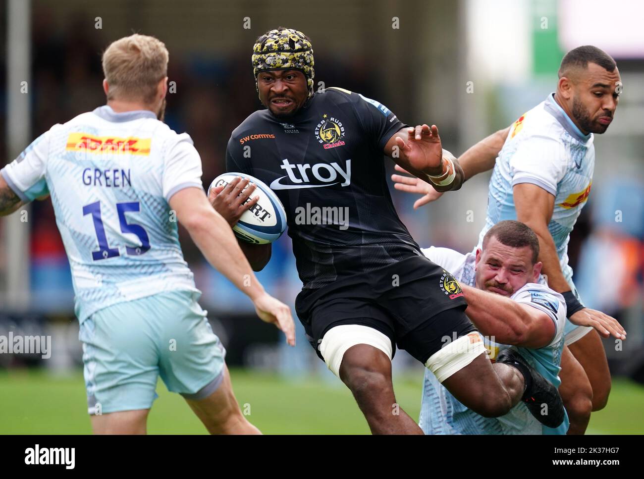 Il Cristo Tshiunza (centro) dei Chiefs di Exeter si spezza per segnare la terza prova del loro fianco durante la partita Gallagher Premiership al Sandy Park, Exeter. Data immagine: Domenica 25 settembre 2022. Foto Stock