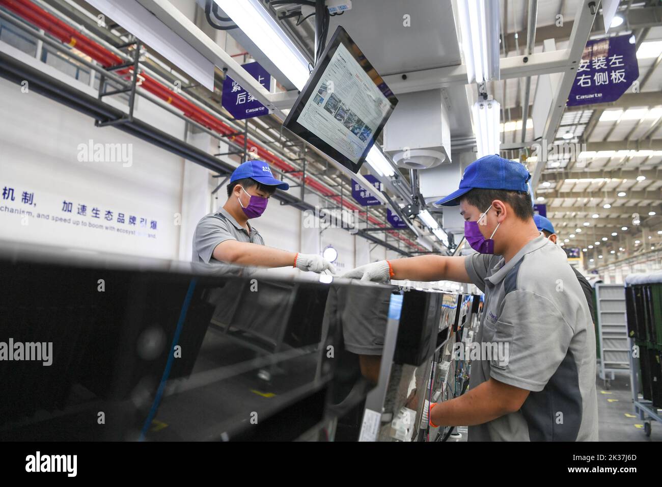 (220925) -- CHONGQING, 25 settembre 2022 (Xinhua) -- lavoratori sono visti alla linea di produzione di una lavastoviglie interconnessa fabbrica di Chongqing Haier Lavaggio elettrodomestici Co.LTD nel sud-ovest Cina Chongqing, 25 settembre 2022. Una fabbrica interconnessa di lavastoviglie di Chongqing Haier Washing Electric Appliances Co.LTD è stata ufficialmente messa in produzione qui al Gangcheng Industry Park nel distretto di Jiangbei di Chongqing la Domenica. Questa fabbrica di 42.000 metri quadrati, con una produzione annua progettata di un milione di lavastoviglie, utilizzerà tecnologie avanzate come 5G e Industrial Internet Averse Foto Stock