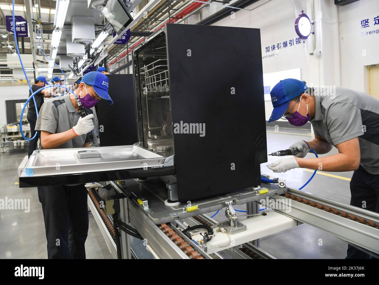 (220925) -- CHONGQING, 25 settembre 2022 (Xinhua) -- lavoratori sono visti alla linea di produzione di una lavastoviglie interconnessa fabbrica di Chongqing Haier Lavaggio elettrodomestici Co.LTD nel sud-ovest Cina Chongqing, 25 settembre 2022. Una fabbrica interconnessa di lavastoviglie di Chongqing Haier Washing Electric Appliances Co.LTD è stata ufficialmente messa in produzione qui al Gangcheng Industry Park nel distretto di Jiangbei di Chongqing la Domenica. Questa fabbrica di 42.000 metri quadrati, con una produzione annua progettata di un milione di lavastoviglie, utilizzerà tecnologie avanzate come 5G e Industrial Internet Averse Foto Stock
