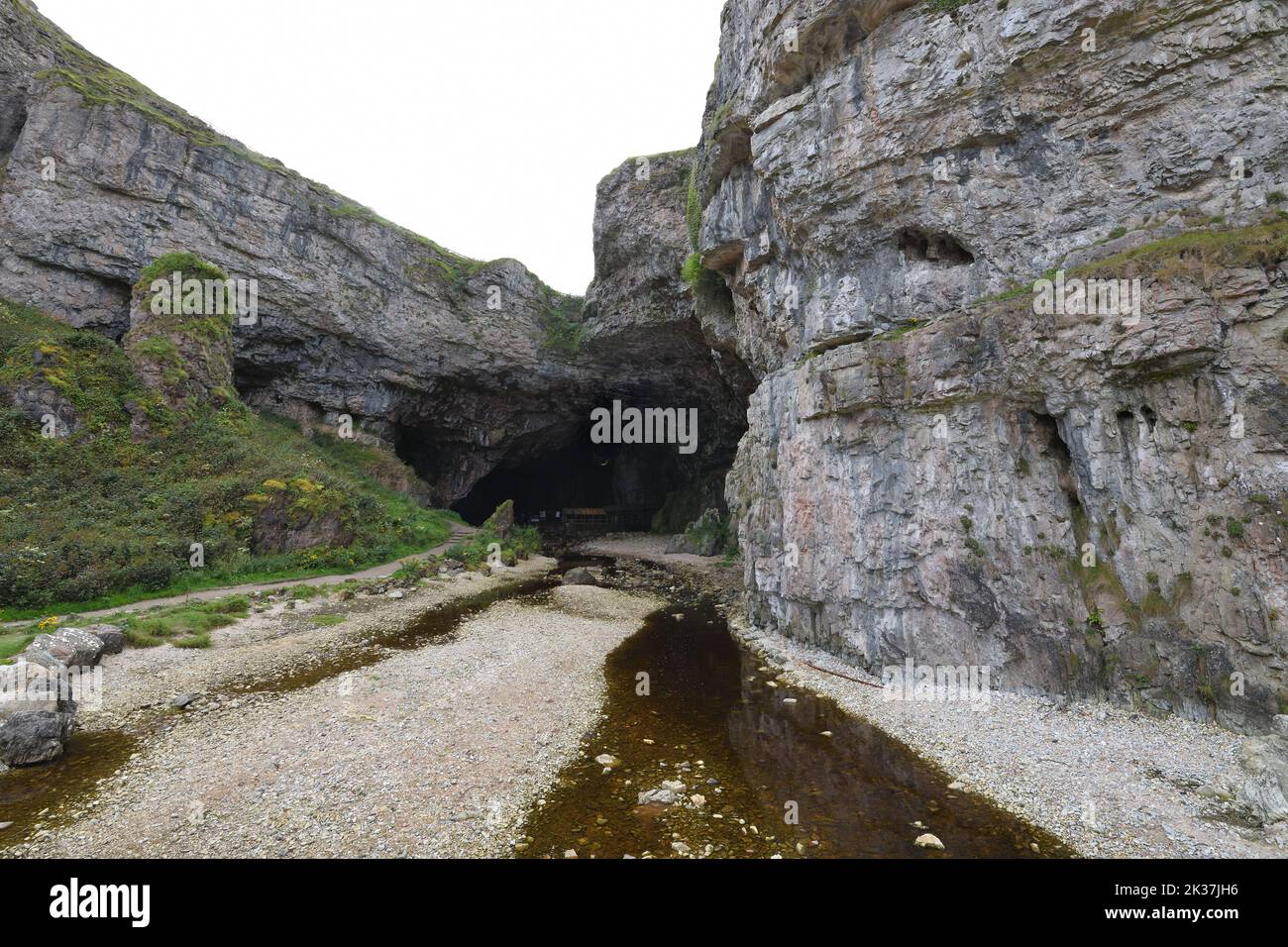 Ingresso al sistema di grotte di Smoo vicino a Durness, sulla costa settentrionale della Scozia, Regno Unito Foto Stock