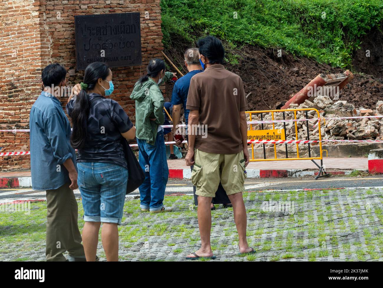 La gente guarda il muro alla porta Chang Phuak nel distretto di Muang di Chiang mai crollata a causa della pioggia pesante. L'antica cinta muraria di Chiang mai, vicino alla porta di Chang Phuak, è parzialmente collassata a causa delle forti piogge della scorsa notte, spingendo i funzionari del Dipartimento delle Belle Arti e del comune di Chiang mai a correre per valutare i danni prima di iniziare i lavori di ristrutturazione. (Foto di Pongmanat Tasiri / SOPA Images/Sipa USA) Foto Stock
