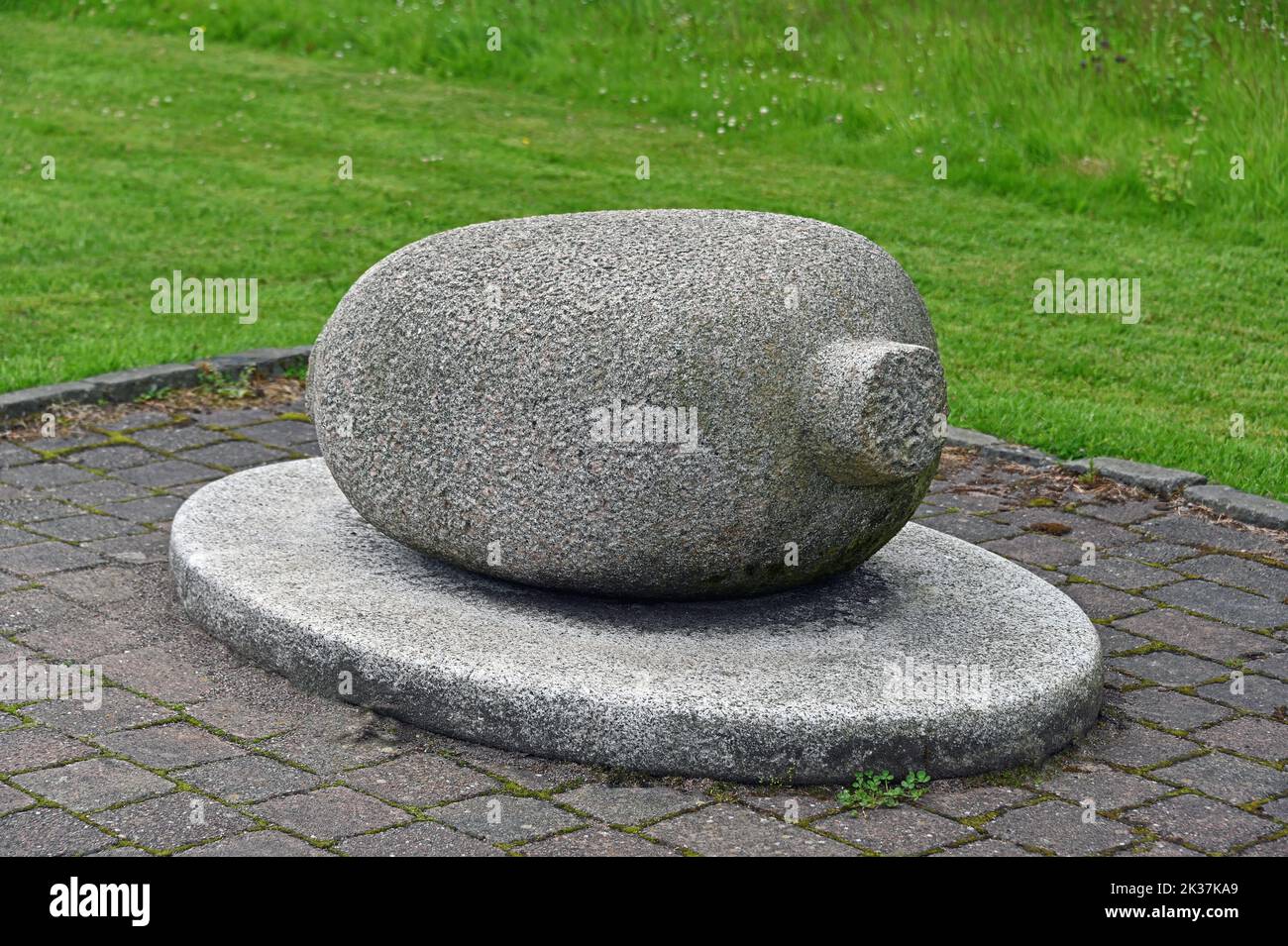 'Haggis', scultura in granito di Jake Harvey. Poets Path, Robert Burns Birthplace Museum, Alloway, Ayrshire, Scozia, Regno Unito, Europa. Foto Stock