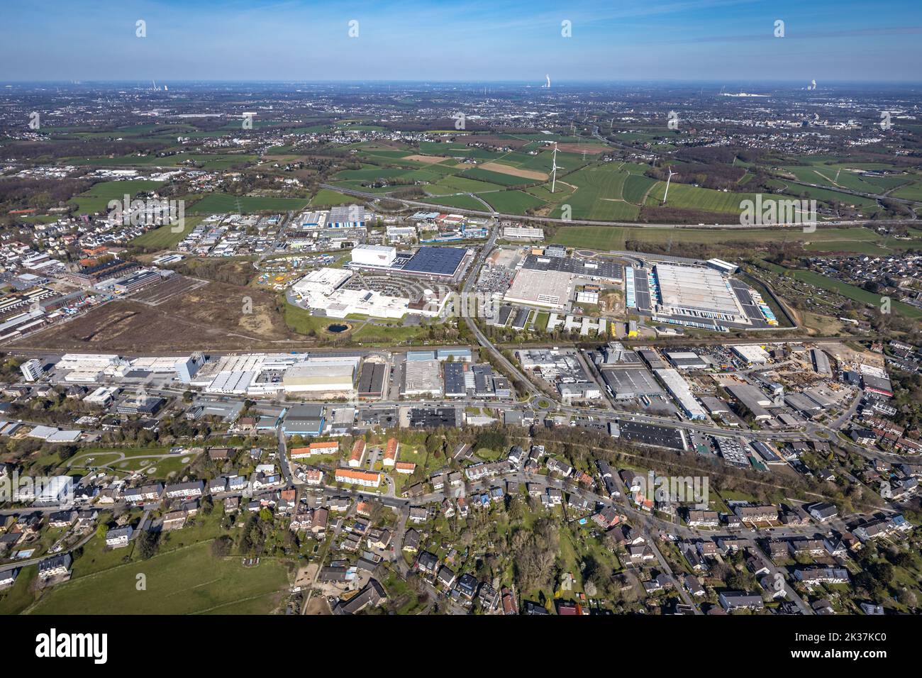 Vista aerea, zona industriale Brauckstraße con negozio di mobili Ostermann e Amazon con vista distante a Bochum così come zona industriale a Friedric Foto Stock