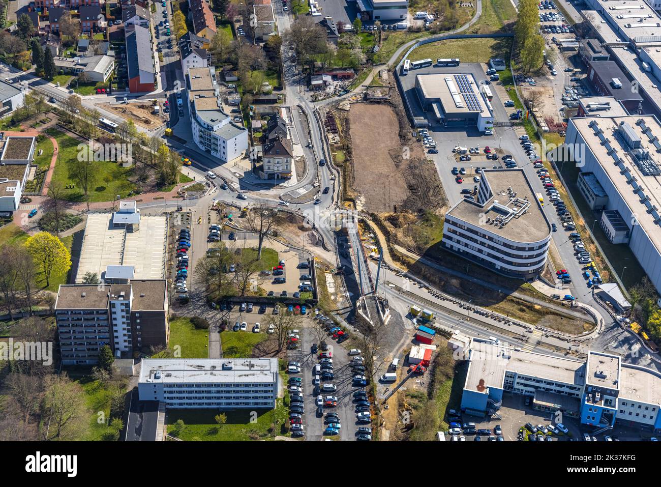 Veduta aerea, cantiere e riqualificazione di Pferdebachstraße con la nuova costruzione del ponte ciclabile Rheinischer Enel, Ärztehaus Pferde Foto Stock