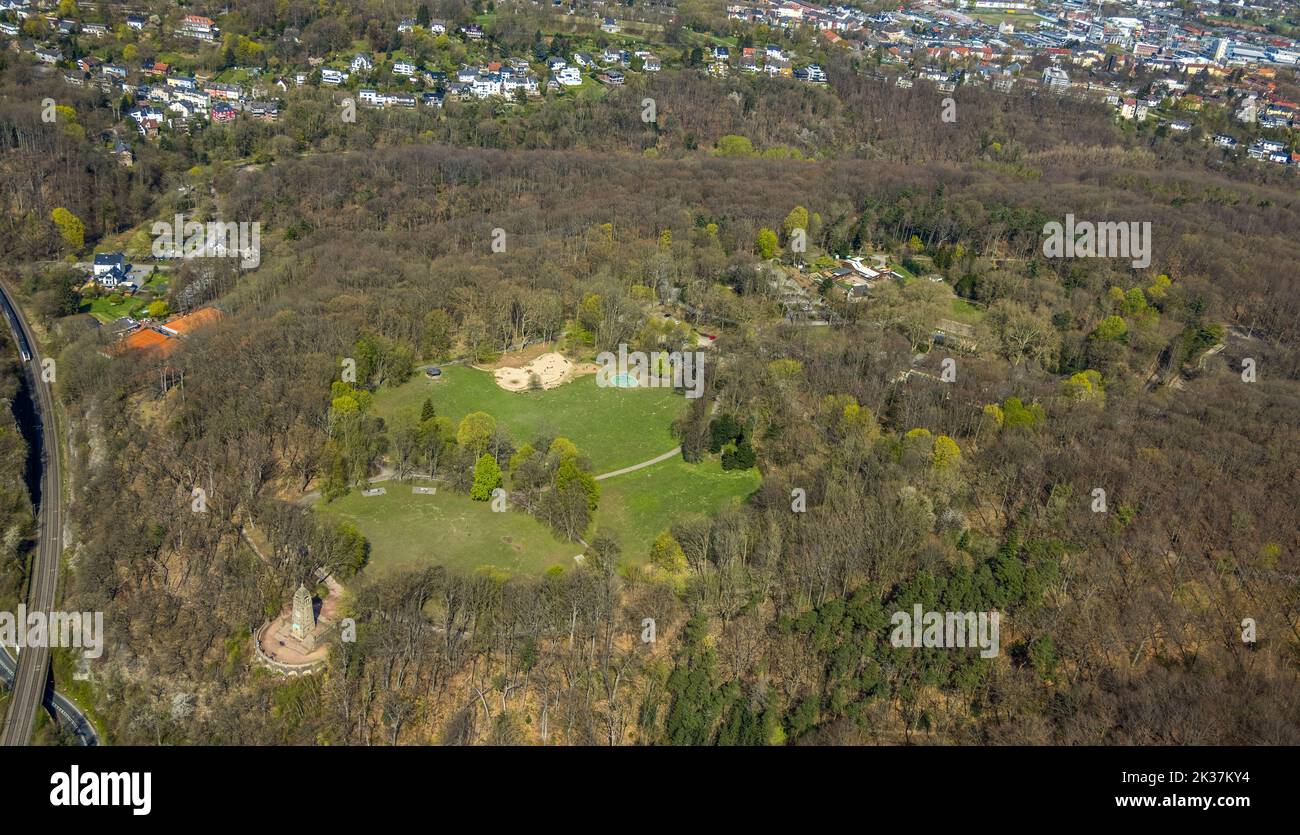 Vista aerea, zona boschiva di Hohenstein con monumento di montagna, prato e parco giochi per bambini, zoo di animali domestici, Witten, zona della Ruhr, Renania settentrionale-Vestfalia, GE Foto Stock