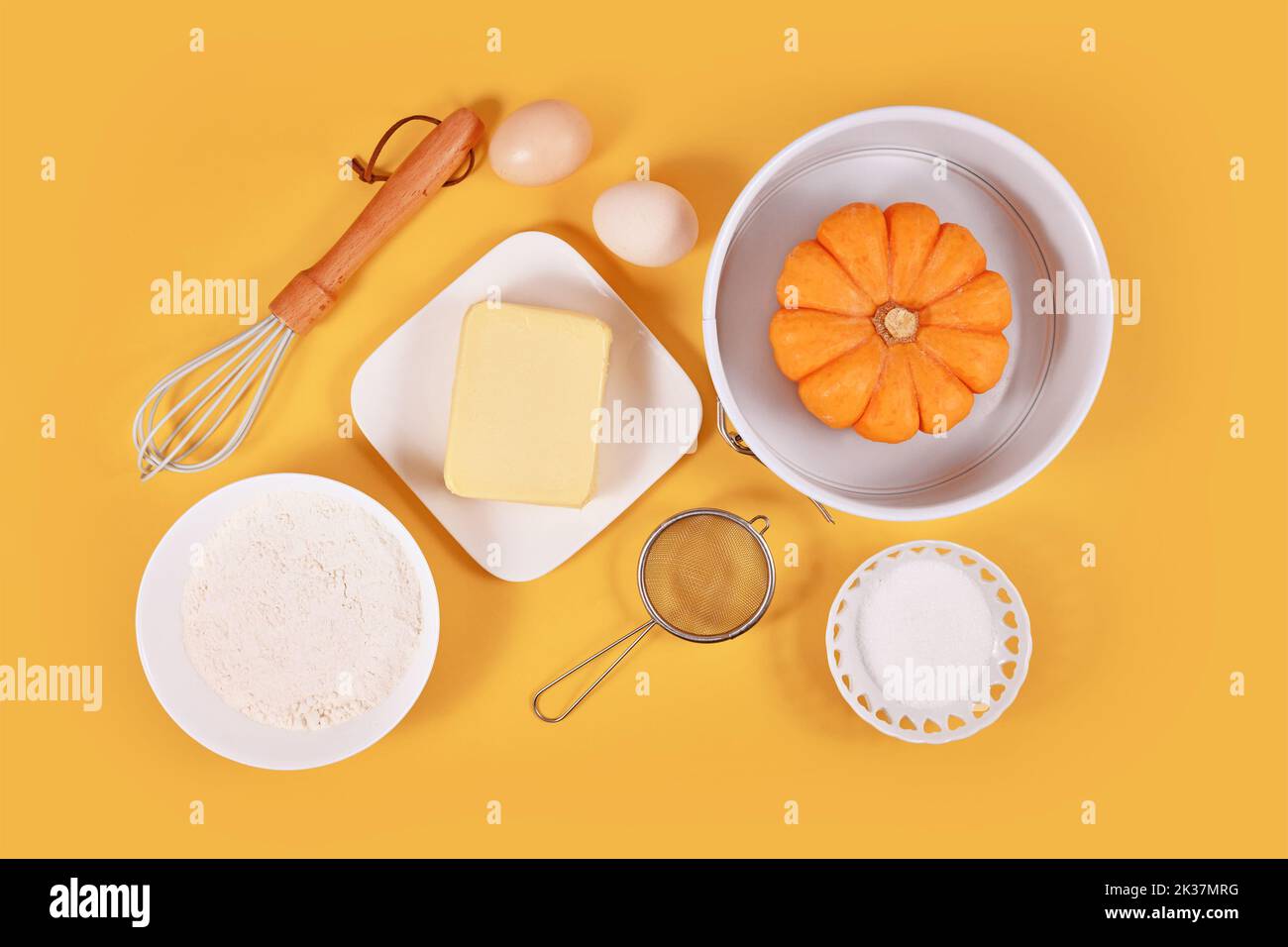 Ingredienti per torte di zucca e utensili da forno su sfondo giallo Foto Stock