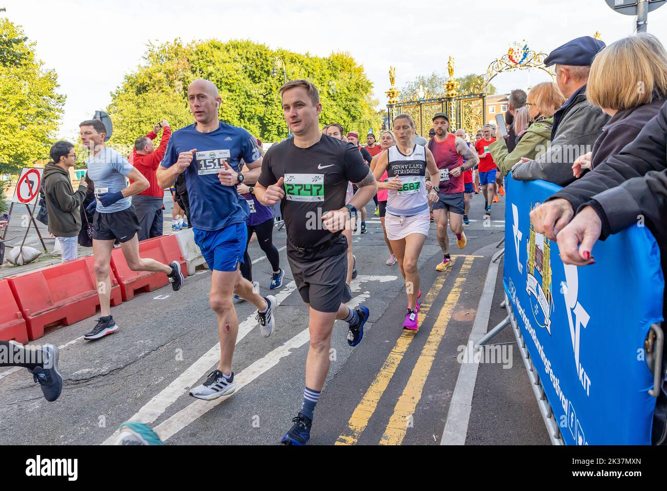 Warrington, Cheshire, Inghilterra, Regno Unito. Domenica 25 settembre 2022 - Warrington, Cheshire, Inghilterra, Regno Unito - Warrington Running Festival si è svolto intorno alle strade locali, tra cui una mezza maratona, 10K e 5K. Organizzato da "Run Through", gli eventi hanno avuto inizio da Bank Park e si sono conclusi presso l'iconica Golden Gates di fronte al municipio di Warrington Credit: John Hopkins/Alamy Live News Foto Stock