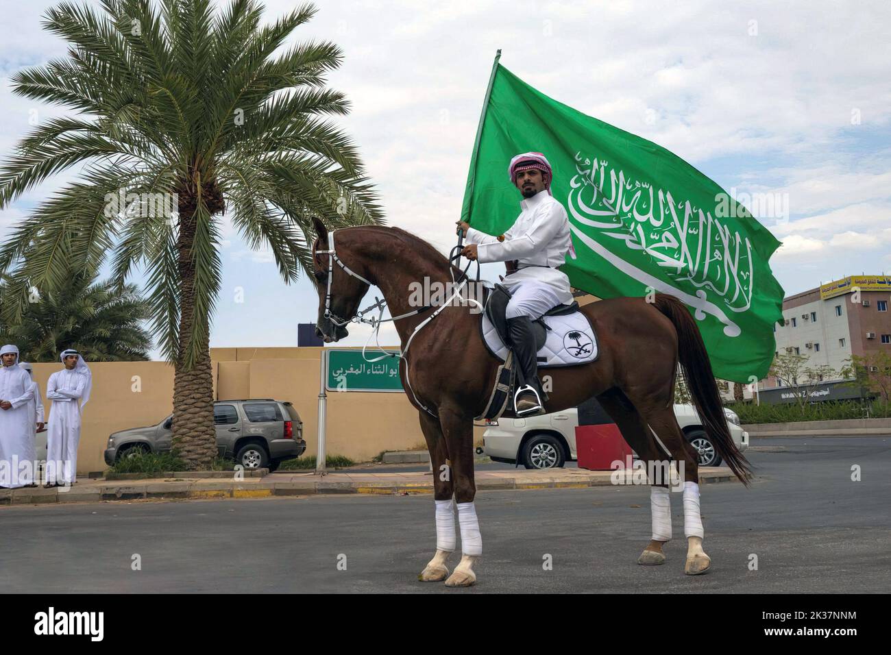 I sauditi celebrano la “Giornata Nazionale” con vari spettacoli o balli, attorno alla loro bandiera e al colore verde, come qui nella zona di Najran, in Arabia Saudita, il 22 settembre 2022. Foto di Balkis Press/ABACAPRESS.COM Foto Stock