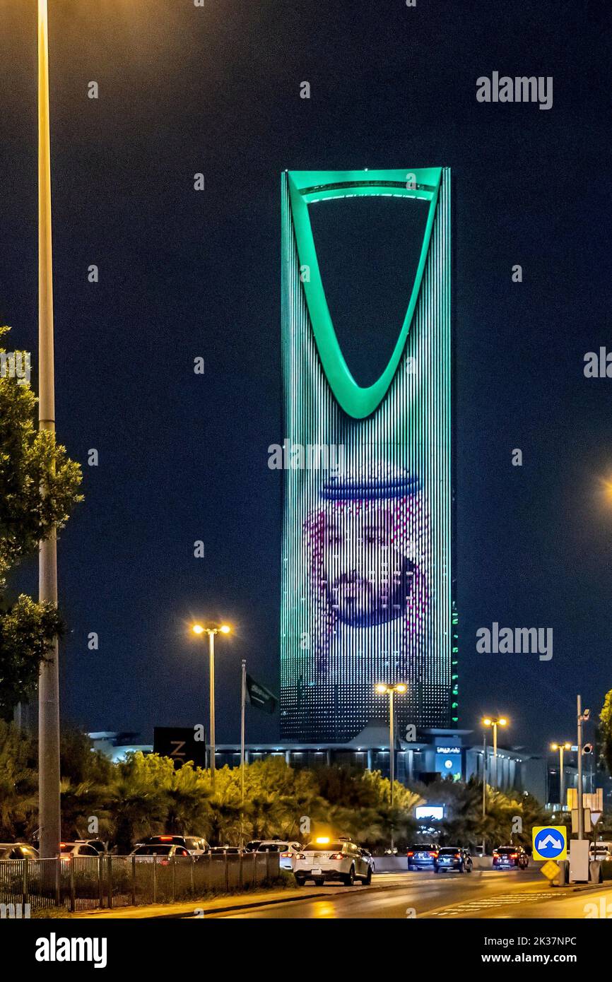 I sauditi celebrano la “Giornata Nazionale” con vari spettacoli o danze, attorno alla loro bandiera e al colore verde, come qui con il ritratto dei reali sulla Kingdom Tower di Riyadh, Arabia Saudita, il 22 settembre 2022. Foto di Balkis Press/ABACAPRESS.COM Foto Stock