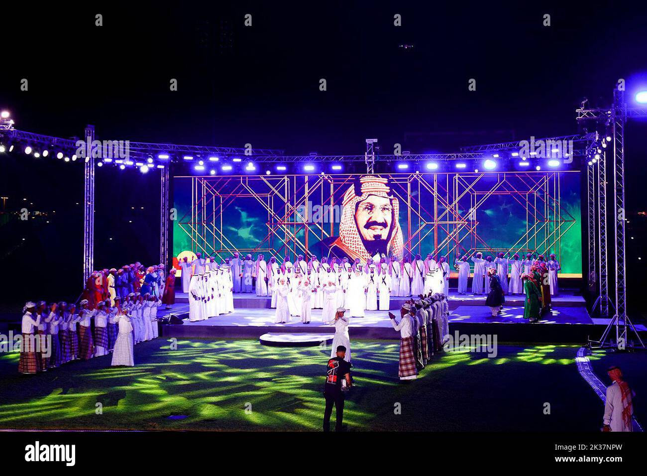 I sauditi celebrano la “Giornata Nazionale” con vari spettacoli o balli, attorno alla loro bandiera e al colore verde, come qui con i balli a Medina, in Arabia Saudita, il 22 settembre 2022. Foto di Balkis Press/ABACAPRESS.COM Foto Stock