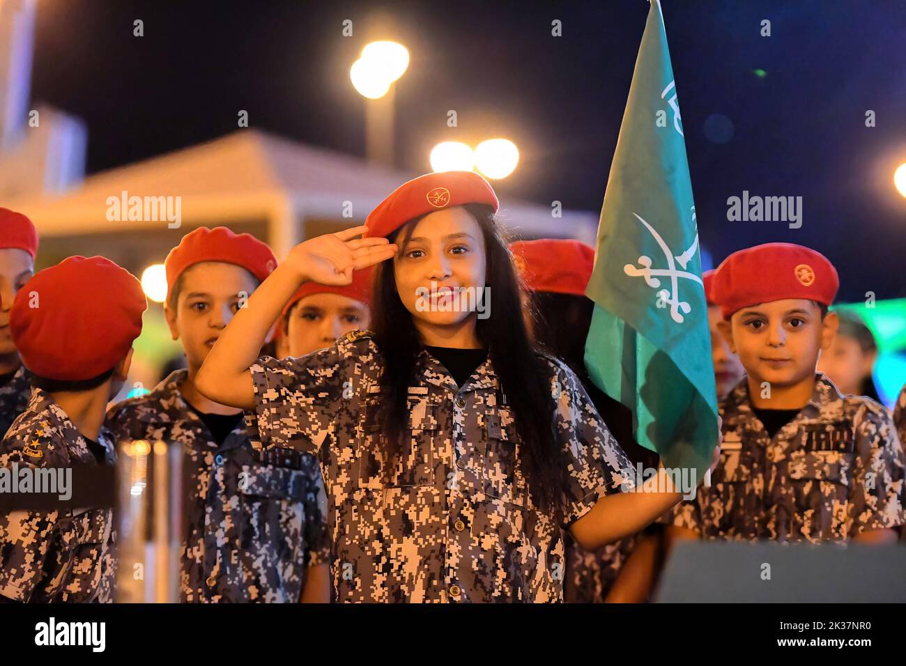 I sauditi celebrano la “Giornata Nazionale” con vari spettacoli o balli, attorno alla loro bandiera e al colore verde, come qui con i balli a Medina, in Arabia Saudita, il 22 settembre 2022. Foto di Balkis Press/ABACAPRESS.COM Foto Stock