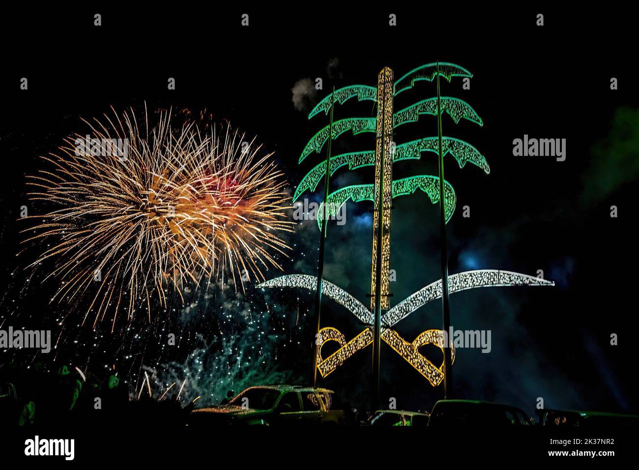 I sauditi celebrano la “Giornata Nazionale” con vari spettacoli o balli, attorno alla loro bandiera e al colore verde, come qui a Bahha, in Arabia Saudita, il 22 settembre 2022. Foto di Balkis Press/ABACAPRESS.COM Foto Stock