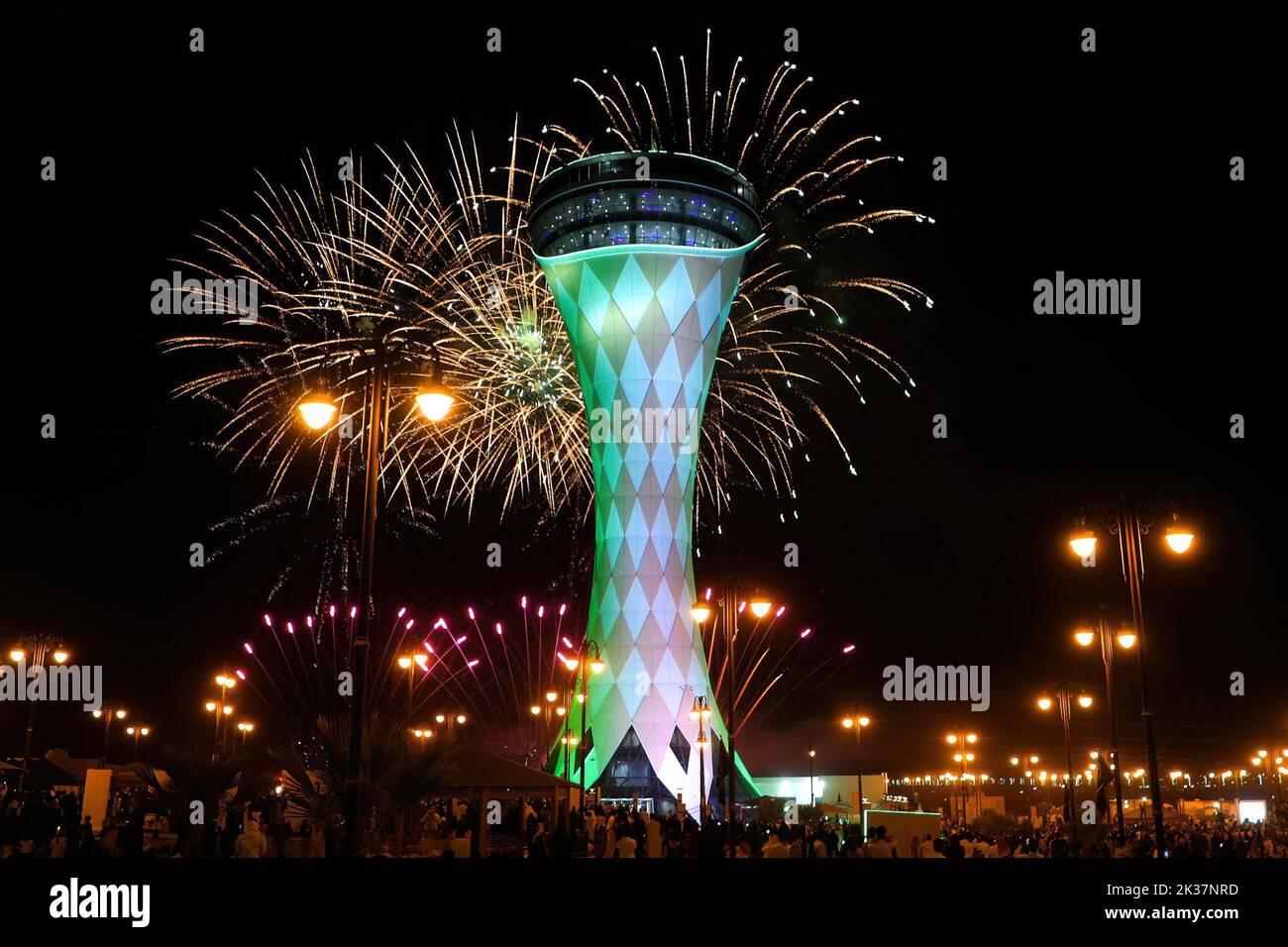I sauditi celebrano la “Giornata Nazionale” con vari spettacoli o balli, attorno alla loro bandiera e al colore verde, come qui con i fuochi d’artificio a Riyadh, in Arabia Saudita, il 22 settembre 2022. Foto di Balkis Press/ABACAPRESS.COM Foto Stock