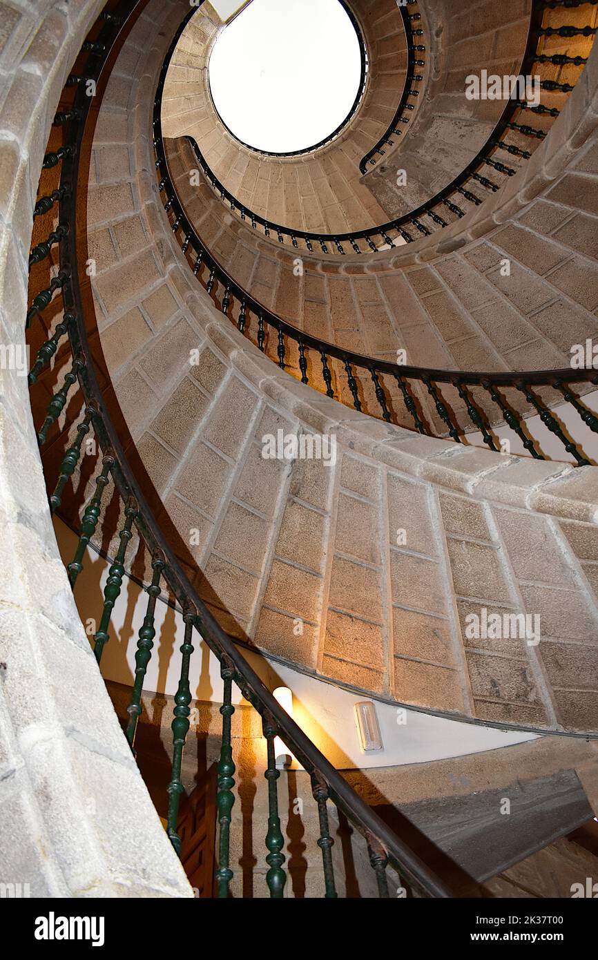 Famosa scalinata a tre gradini in pietra elicoidale nel monastero di San Domingos de Bonaval, Museo do Pobo Galego. Santiago de Compostela, Spagna 25 settembre 2022 Foto Stock