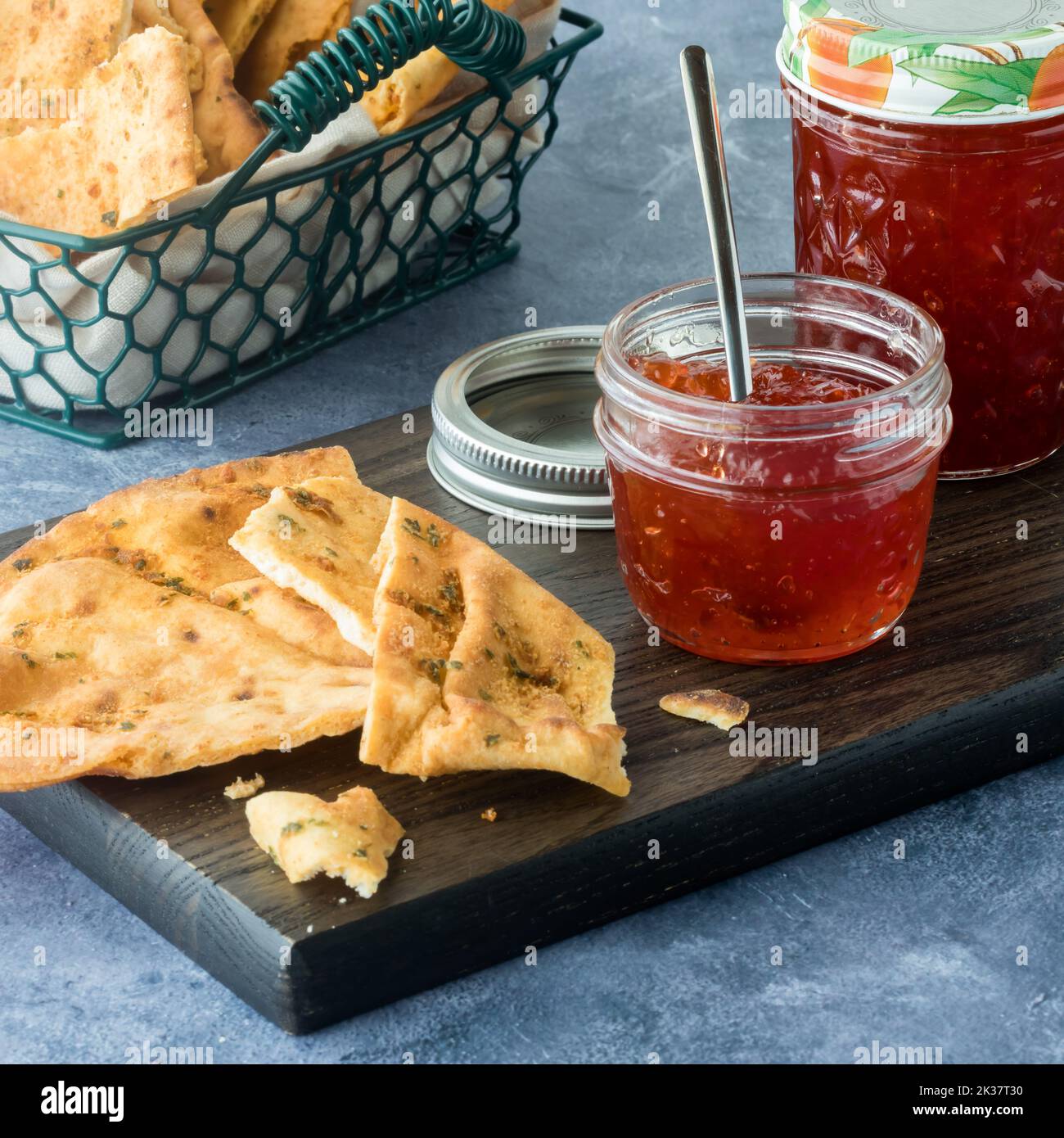 Deliziosa gelatina di peperoncino dolce servita con pane croccante per l'immersione. Foto Stock