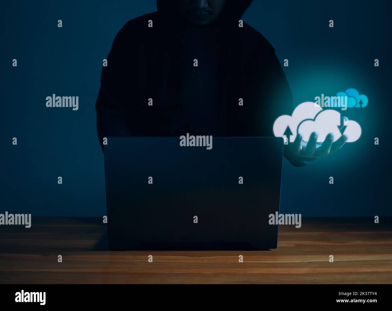 Gli hacker lavorano sui notebook al buio. Concetti di sistemi di sicurezza dell'informazione nella rete Internet e spionaggio dell'informazione. Cloud computing. Foto Stock