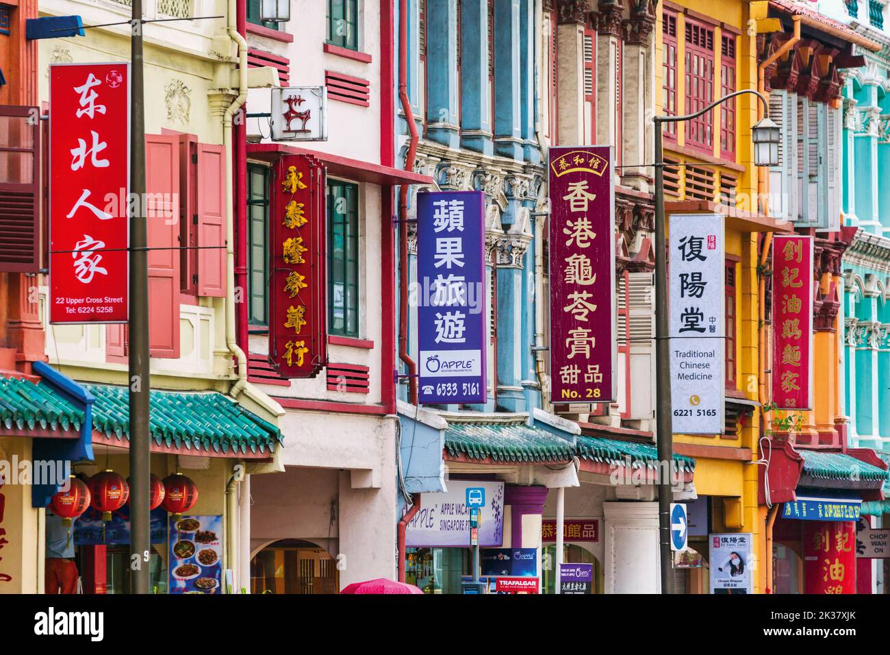 Cartelli colorati e facciate dei negozi in Upper Cross Street, Chinatown, Singapore. Foto Stock