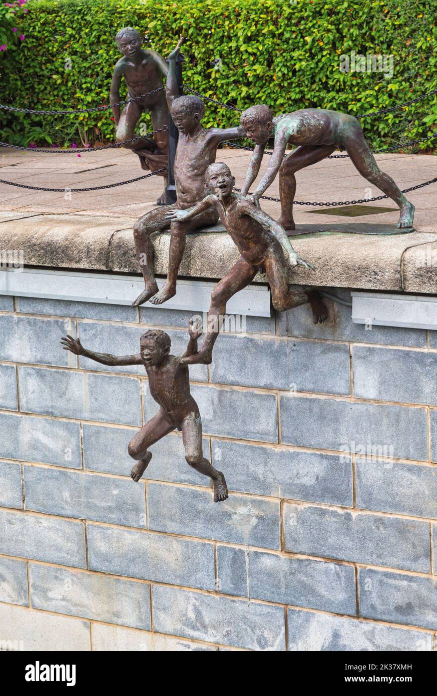 La prima generazione, una scultura in bronzo dell'artista singaporiano Chong Fah Cheong, nata nel 1946. Repubblica di Singapore. Foto Stock