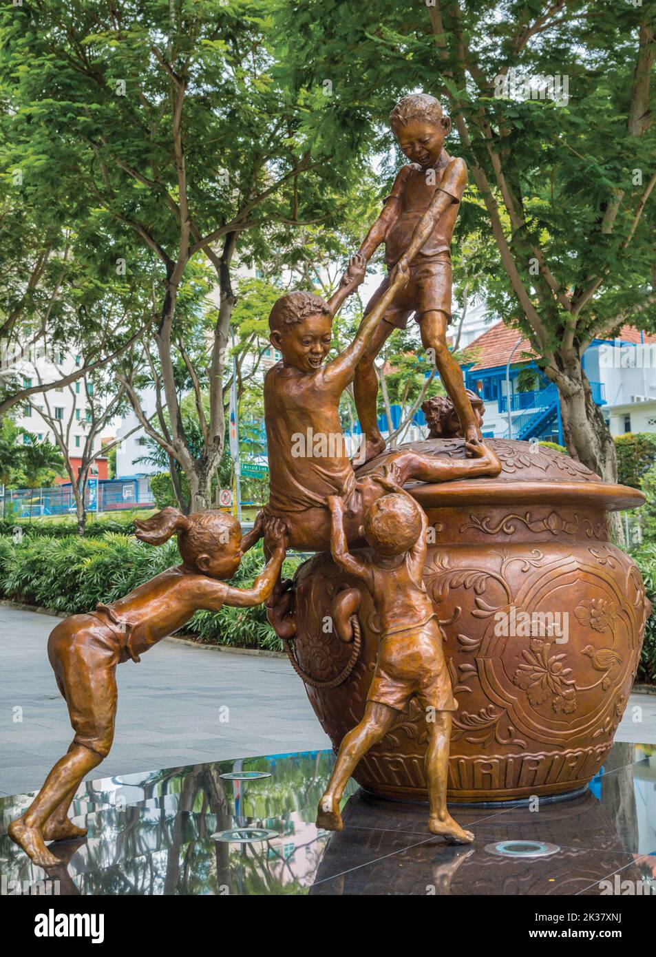 Budak-Budak, o Bambini. Pioniere della nuova generazione. Scultura in bronzo dell'artista singaporiano Chong Fah Cheong, nata nel 1946. Repubblica di Singapore Foto Stock