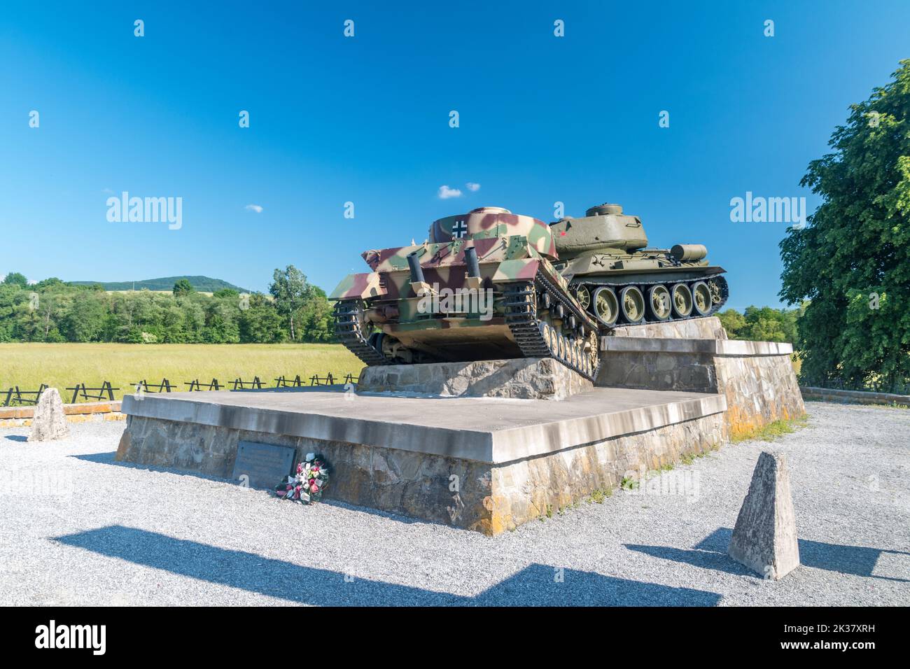 Svidnik, Slovacchia - 12 giugno 2022: Monumento alla Battaglia di Dukla. Carri armati sovietici e nazisti tedeschi. Foto Stock