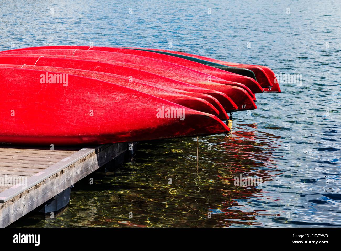 Canoe colorate sul molo; curly Phillips' Boat House; Maligne Lake; Jasper National Park; Alberta; Canada Foto Stock