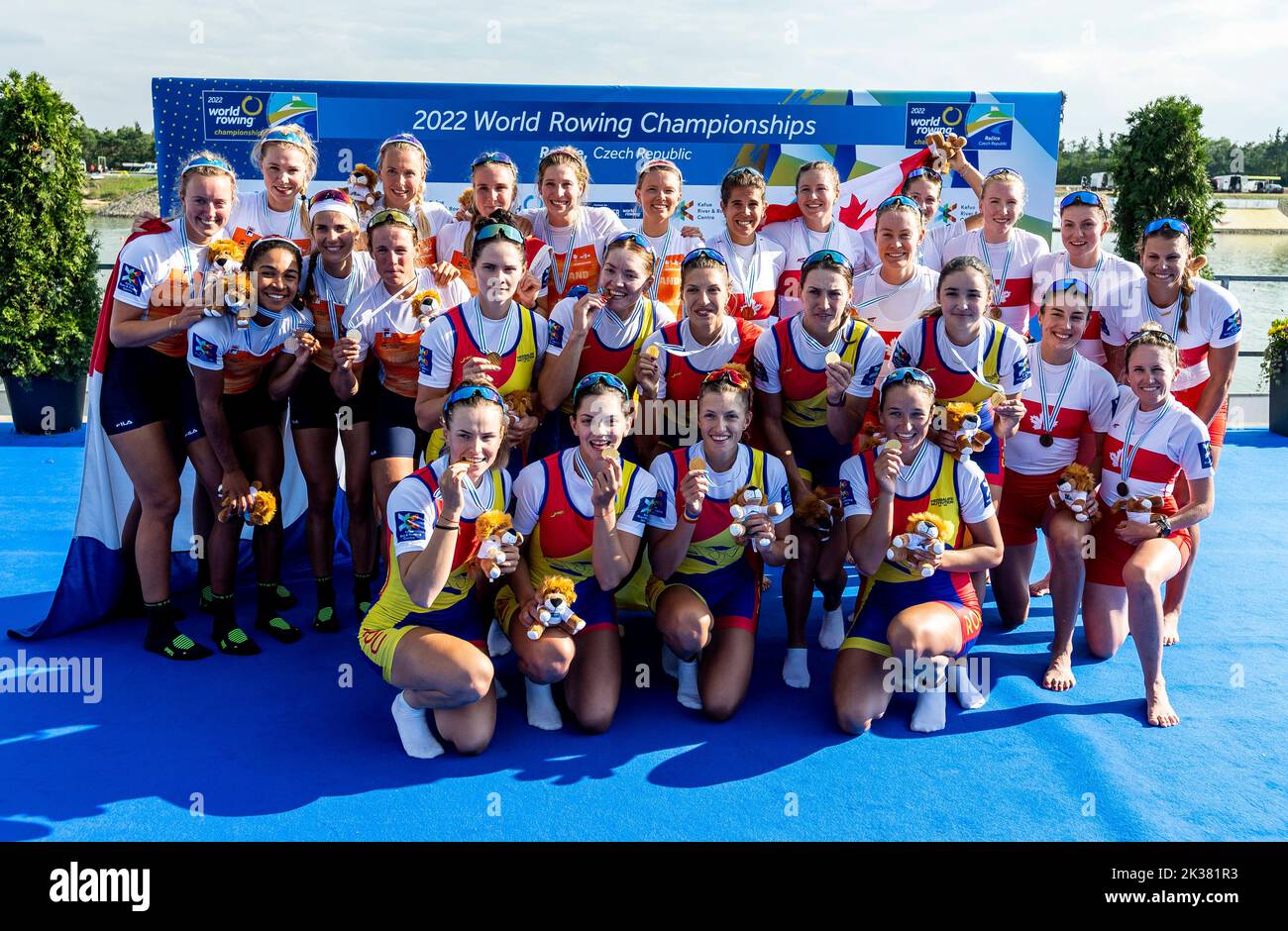 L-R al secondo posto Benthe Boonstra, Laila Youssifou, Hermine Catherine Dent, Marloes Oldenburg, Roos De Jong, Tinka Offereins, Ymkje Clevering, Veronique Meester, Aniek Van Veenen dei Paesi Bassi, vincitori (davanti) Magdalena Rusu, Iuliana Buhus, Adriana Ailincai, Maria Tivodariu, Madalina Beres, Amalia Beres, Ioana Vrinceanu, Simona Radis, Victoria-Stefania Petreanu di Romania, e il terzo posto Jessica Sevick, Gabrielle Smith, Morgan Rosts, Kirsten Edwards, Alexis Cronk, Kasia Gruchallaova-Wesierski, Avalon Wasteneys, Sydney Payne, Kristen Kit of Canada posa con medaglia dopo la e delle Donne Foto Stock