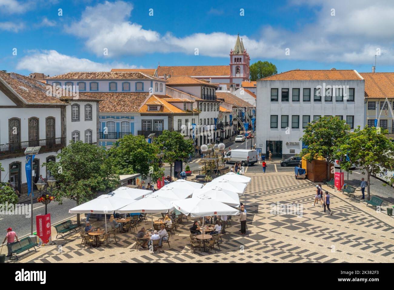 La piazza centrale conosciuta come Praca Velha con caffè all'aperto nel centro storico della città di Angra do Heroismo, Terceira Island, Azzorre, Portogallo. Foto Stock