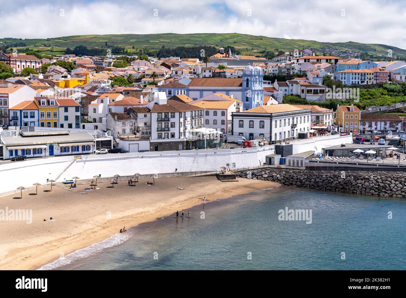 Vista sulla spiaggia pubblica chiamata Praia de Angra do Heroismo e sul porto turistico nel centro storico di Angra do Heroismo, sull'isola di Terceira, sulle Azzorre e sul Portogallo. Foto Stock