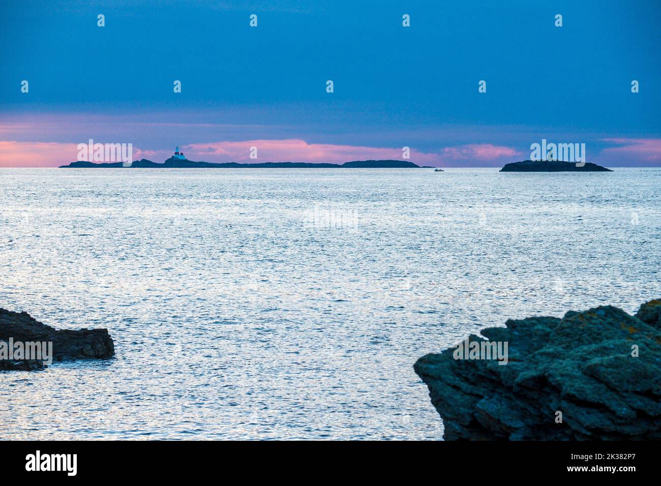 Le Skerries al largo della costa di Anglesey, Galles del Nord Foto Stock