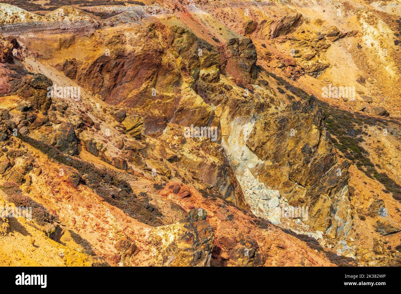 Parys Mountain, conosciuta anche come Copper Mountain, vicino Amlwch a Anglesey, Galles. L'ex miniera di rame è una popolare attrazione turistica Foto Stock