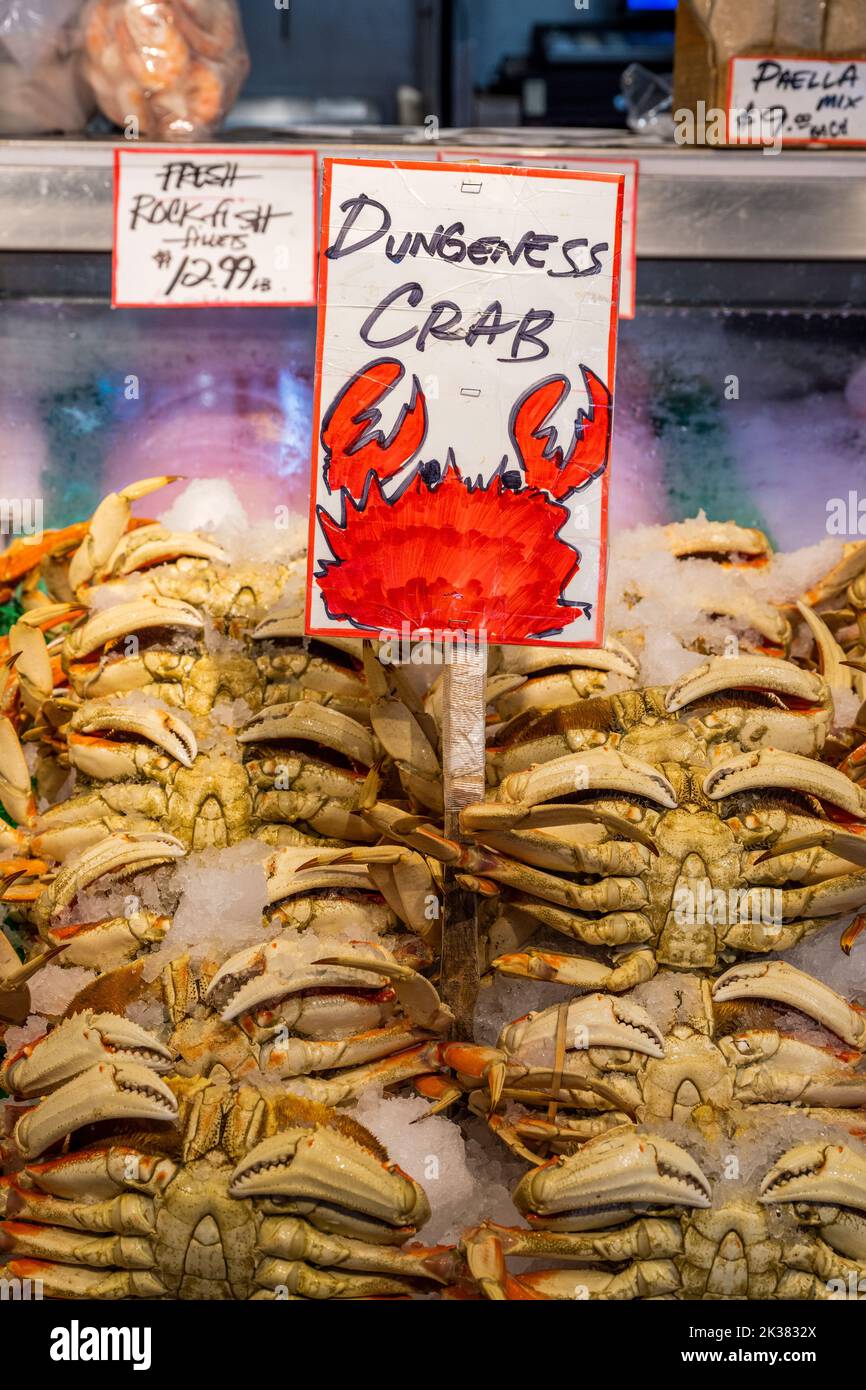 Stand di pesce al Pike Place Market, Seattle, Washington, USA Foto Stock