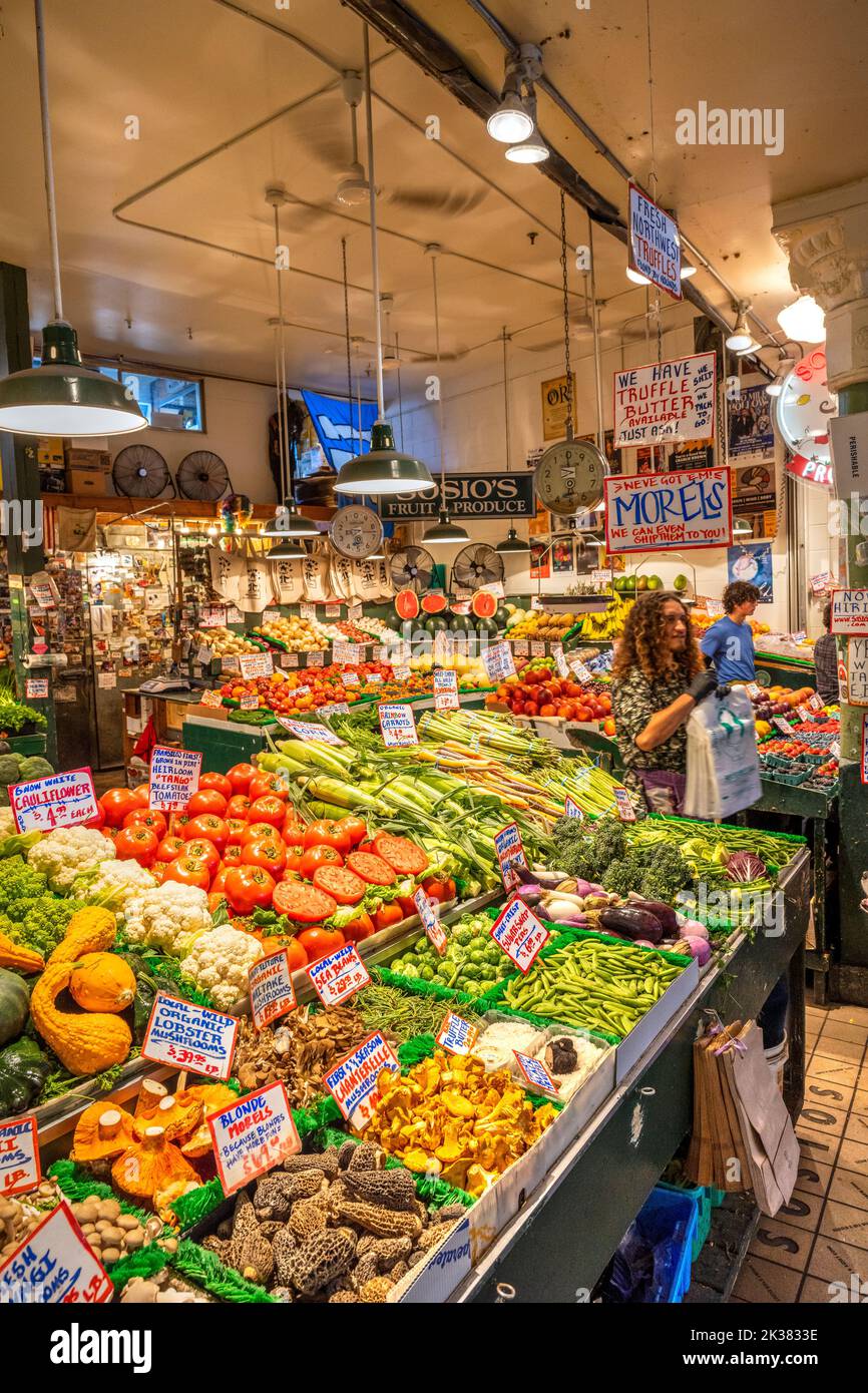 Stand di frutta e verdura al Pike Place Market, Seattle, Washington, USA Foto Stock