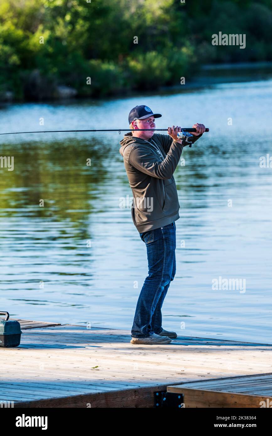 Uomo che pesca dal molo; Swan Lake Provincial Park; British Columbia; Canada Foto Stock