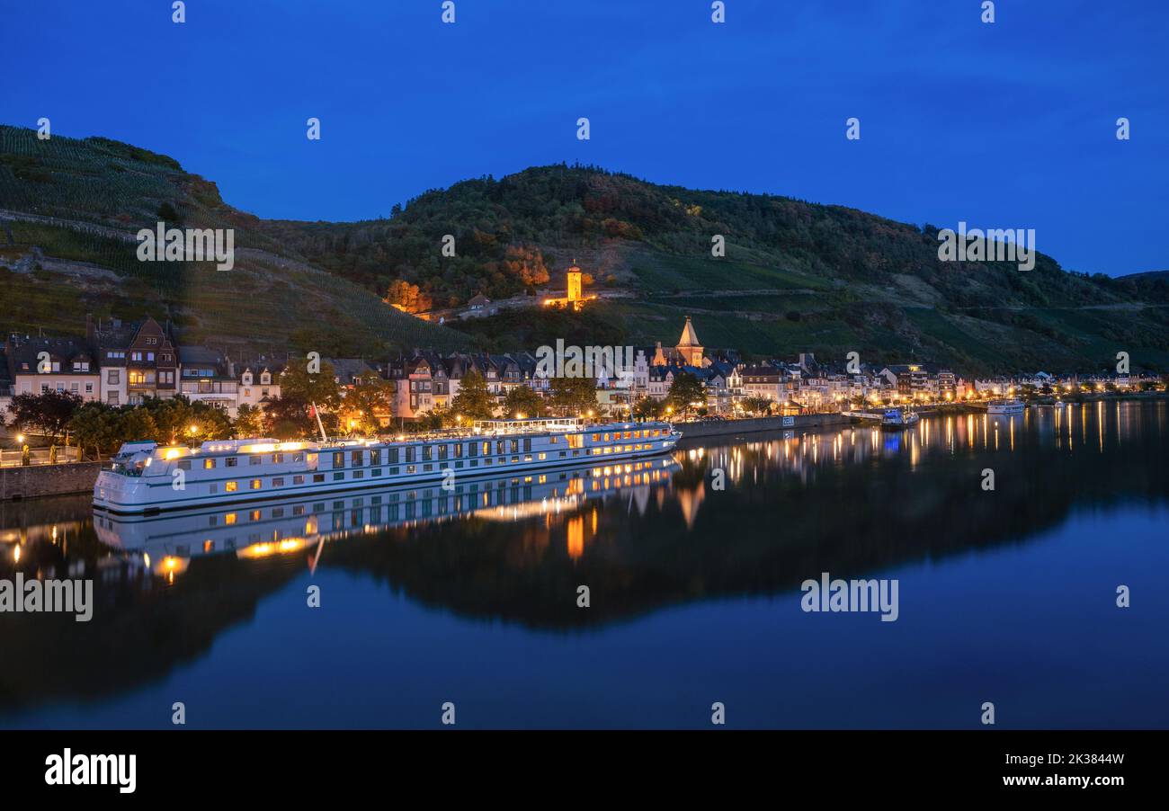 ZELL, GERMANIA - 12 SETTEMBRE 2022: Immagine panoramica di Zell con il fiume Mosella il 12 settembre 2022 in Germania Foto Stock