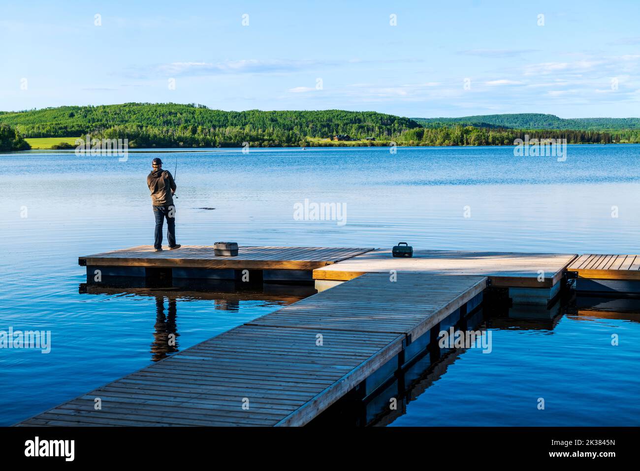 Uomo che pesca dal molo; Swan Lake Provincial Park; British Columbia; Canada Foto Stock