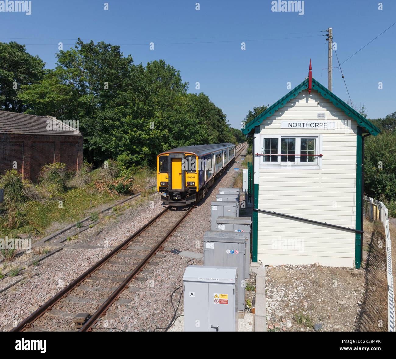 Treno Northern Rail classe 150 che passa attraverso la scatola di segnalazione meccanica di Northorpe (Brigg line, Lincolnshire, Regno Unito) Foto Stock