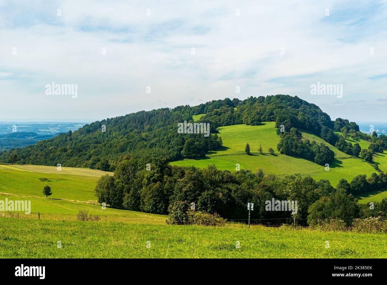 TUL collina sopra il villaggio di Leszna Gorna in Polonia durante una bella giornata estiva Foto Stock