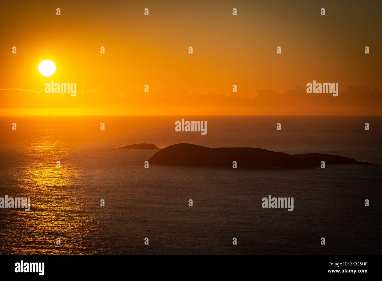 Alba arancione su alcune isole e l'oceano a Port Stephens, New South Wales, Australia Foto Stock